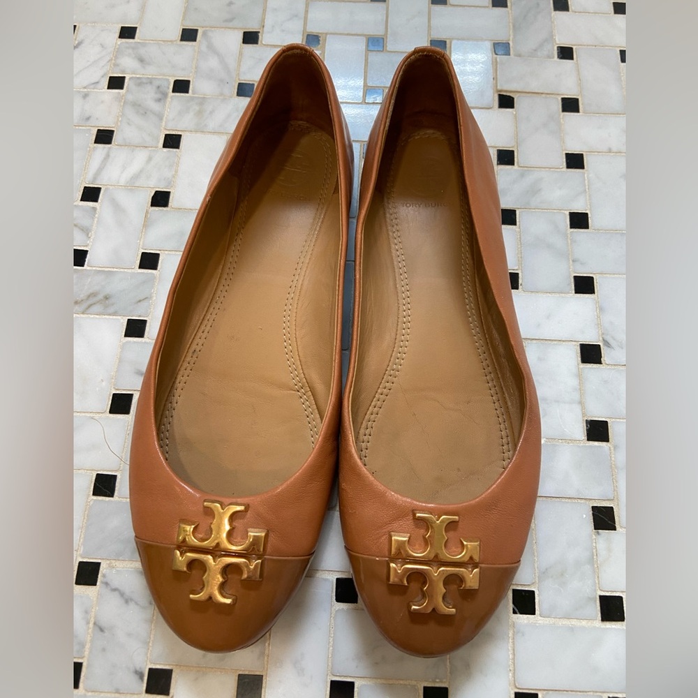 Tory Burch Tan Camel Leather Flats with Gold Logo Size 8